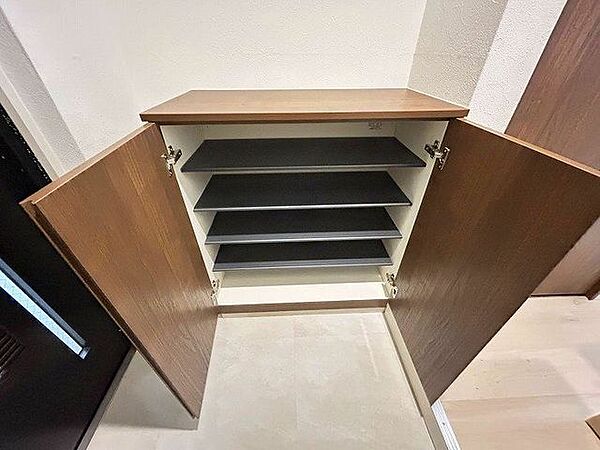 「玄関」靴箱を新品交換しております。