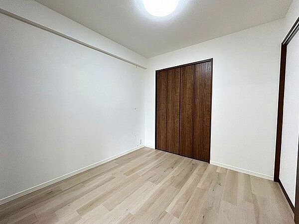 「西側洋室」リビングに面した約4.5帖のお部屋です。