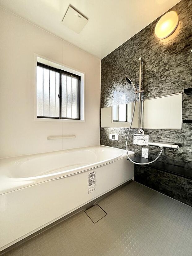 【リフォーム済】浴室写真。ユニットバスはリクシル製に交換します。1坪タイプなので、足を伸ばしてゆっくりご入浴時間を過ごせますね。1日の疲れを癒していただけます。