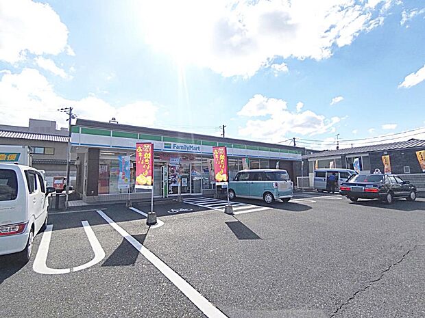 【コンビニ】「ファミリーマート桜井薬師町店」様まで約180ｍ、徒歩約3分です。ちょっとした買い物にも便利ですね。