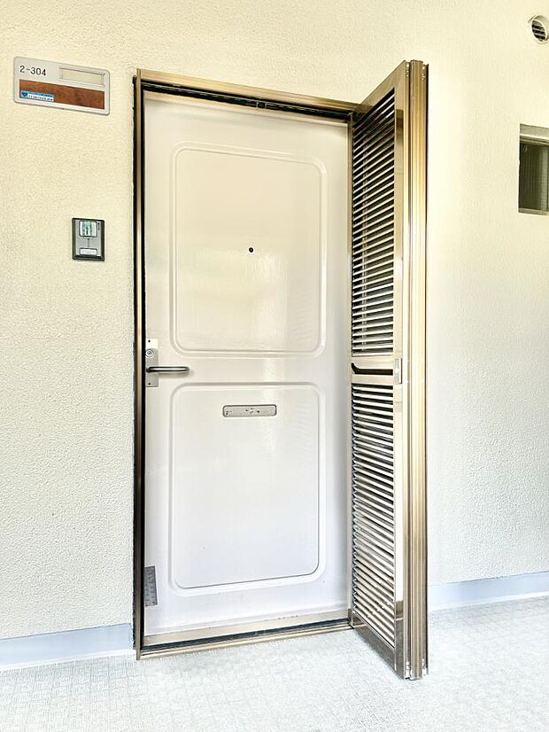 【玄関】インターホンもモニターがついているので、防犯面で安全ですね。