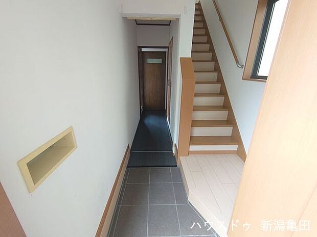 玄関の隣に階段があるため来客があった際に、玄関から直接2階にアクセスできるため、プライバシーを確保しやすくなります。特に、2階に個室やプライベートスペースがある場合に便利です