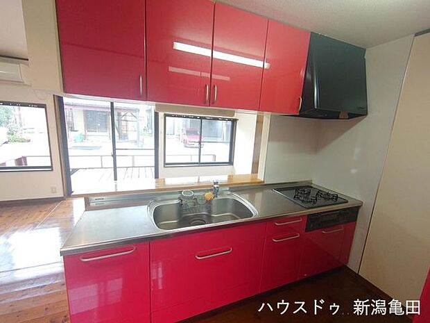 広い作業スペースでお料理も楽々♪赤いキッチンは視覚的にインパクトがあり、印象に残るデザインです。インテリアの中心として、家全体の雰囲気を活気づけることができます
