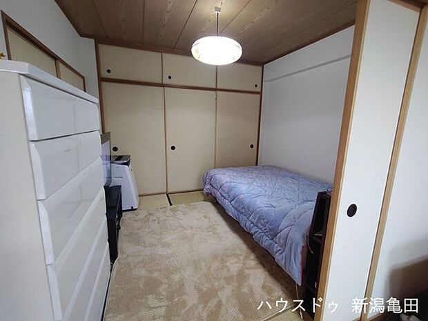 和室は4.5帖あり、日本の伝統的な雰囲気を楽しめる空間です。畳の心地よさと落ち着いた雰囲気で、リラックスした時間を過ごせます