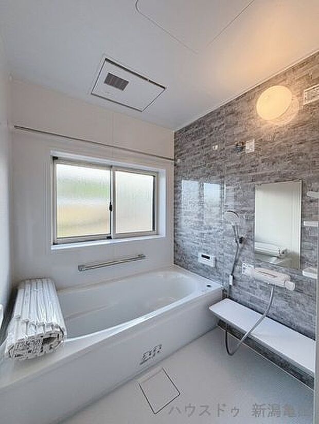 浴室に窓があることで、洗面脱衣所内の空気が循環しやすくなります。これにより、湿気がこもりにくくなり、カビや雑菌の繁殖を抑えることができます。