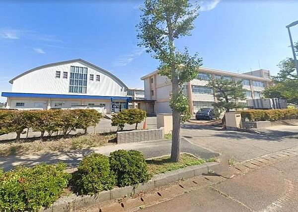 新潟市立横越小学校 横越中央にある公立小学校で、1976年創立。教育目標は「学ぼう・支え合おう・やりぬこう」で、児童数は約568人。地域との連携を重視し、多様な児童が互いを支え合う風土づくりに力を入…
