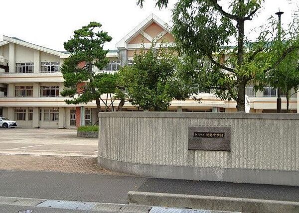 横越中学校 1955年創立の立中学校。地域の水と農地に囲まれた環境の中にあり、教育目標「進んで学び・協力し合い・粘り強く努力する生徒」を掲げ、地域防災や救命講座など地域と連携した実践的な活動も行って…