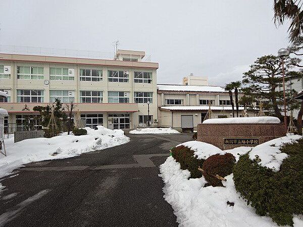 新潟市立結小学校 教育目標は「『立志』を育み『気概』を養う」です。自らの目的を立て、困難にくじけず成し遂げる強い意志を持った児童の育成を目指しています。 690m