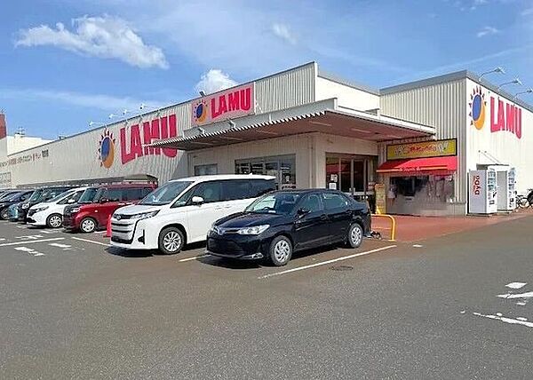 ラ・ムー 亀田店 驚きの低価格と豊富な品揃えが魅力のディスカウントスーパー。24時間営業で使い勝手が良く、食品や日用品をお得に揃えたい方に最適。家計にやさしい地域密着型の便利なお店です。 900m