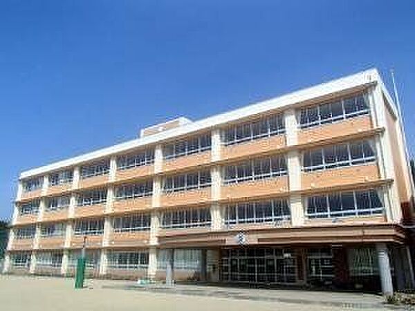新潟市立新潟柳都中学校 教育目標に「自律・貢献・創造」を掲げ、目指す生徒の姿として”未来を切り拓く生徒”の育成に取り組んでいます。自らを律し、地域社会と共生し、新しい価値を創り出す力を重視する学校で…