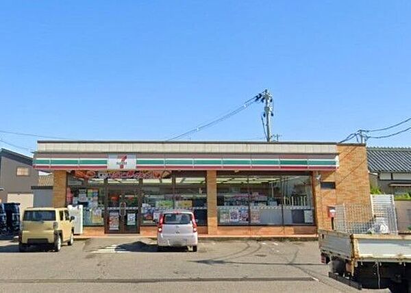 セブンイレブン 新潟曽川店 広めの駐車場で車利用に便利。出来立ての揚げ物やコーヒーが好評で、日用品も揃う使い勝手の良い店舗。公共料金支払いや宅配便などサービスも充実しています◎ 1040m