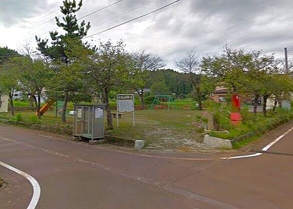 緑町公園住宅街にある緑町公園は、遊具やベンチ完備で子どもから散歩客まで気軽に利用できる地域密着の小さな憩いの場！バス停「日の出町」から徒歩3分とアクセス良好。 570m