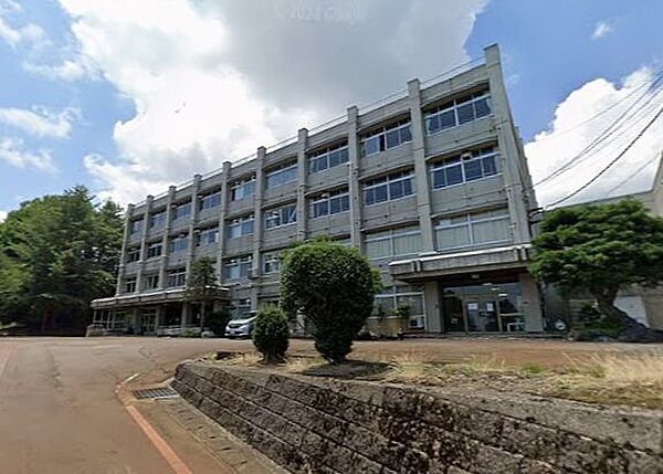長岡市立三島中学校長岡市立三島中学校は「自ら求め 励ましあって 学びつづける生徒」を教育目標に掲げ、地域と連携した防災学習や全校活動で仲間を大切にする心を育みます。 1190m