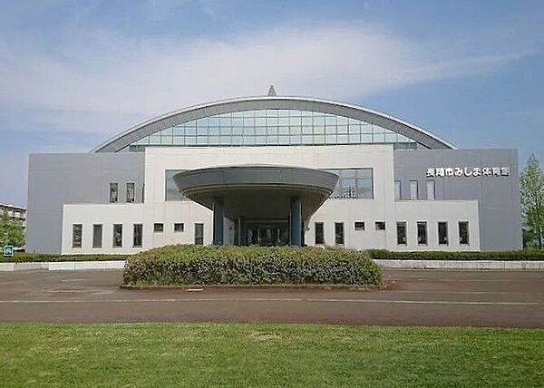 長岡市みしま体育館バスケ3面・バレー3面・バドミントン12面など対応する広大アリーナと640席の観客席、トレーニングコーナーやランニングコースも完備。地域スポーツや大会、子どもから大人までの運動に…