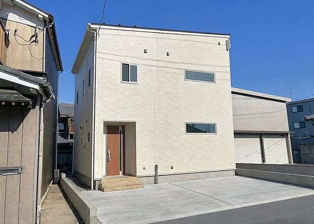 温もりのあるエントランス。 玄関周りを奥まらせることで、雨風を避けつつプライベート感を高めたポーチ。