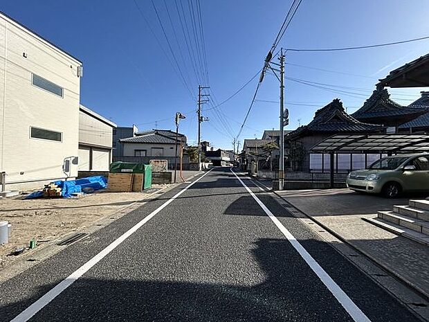 約5.9mと前面道路が広いため、向かいの建物との距離が保たれ、プライバシーと日当たりを確保しやすい!