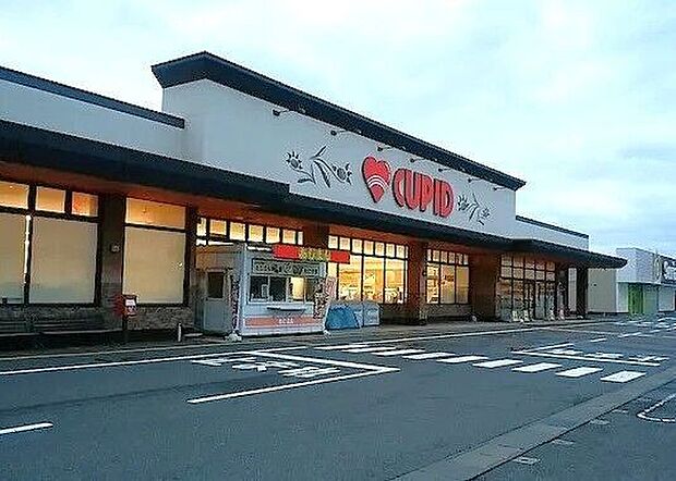 キュ−ピット かめだ三條岡店 新鮮な食材が手に入り、地域密着の温かい雰囲気が魅力のスーパーマーケット。惣菜やベーカリーも充実し、普段の買い物がスムーズにできる便利なショップです。 1040m