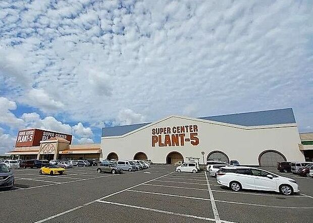 PLANT-5 横越店は食品・日用品・衣料品から園芸・DIY用品まで揃う大型ディスカウント店。広い売場で買い回りがしやすく、まとめ買いにも便利な地域密着のショッピングスポットです。 1440m