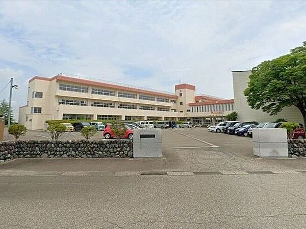 五泉市立村松小学校は、「確かな学力・豊かな心・健やかな体」の育成を柱に、地域と連携した体験活動や思いやりを大切にする教育を推進。基礎基本の定着と主体的に学ぶ力を育みます。 1900m