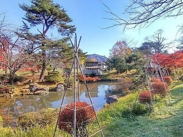 春の桜が名所として有名な自然豊かな村松公園。広々とした園内で散策やピクニックが楽しめ、四季折々の景色と落ち着いた環境が魅力です。鹿に餌をあげたり小さいお子様にも人気です。 440m