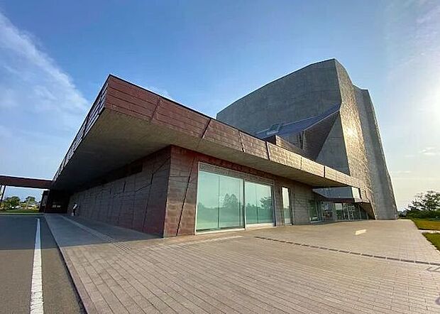 亀田図書館 江南区文化会館内にある公共図書館で、赤ちゃん~高齢者まで幅広い年代に利用される地域密着型施設です。蔵書や閲覧席が充実し、貸出カードは市内図書館共通。返却ポストや駐車場、授乳室など設備も充…