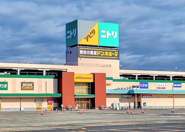 アピタパワ-新潟亀田店食品・衣料・生活用品など幅広い商品を取り扱い、火曜特売や会員割引などお得なサービスも充実。週末イベントや地域向け催しも開催され、買物だけでなく家族で楽しめる施設です♪ 1700m