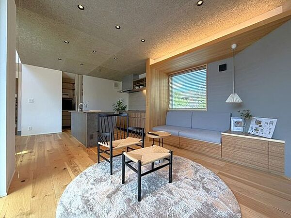 たっぷりと差し込む陽光と、木の温もりを贅沢にあしらったリビング。家族の笑顔があふれる、優しく穏やかな時間が流れる空間です。