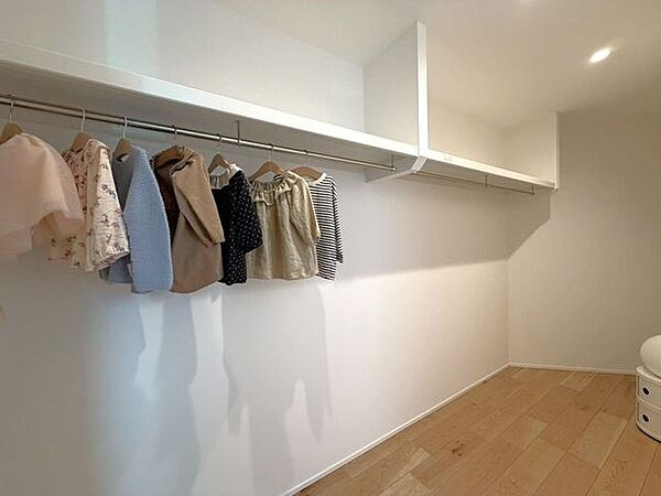 家族のお洋服はもちろん、あまり使うことのない季節ものや趣味の道具など、たくさん収納できるウォークインクローゼット付！