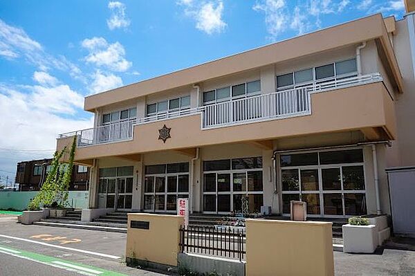 新潟市立山潟小学校「深く考え やりぬく子ども」の育成を目標に掲げ、優しさや勇気を大切に、助け合いながら学び合う活動を通して、思いやりの心と主体的に学ぶ力を育んでいます。 1040m