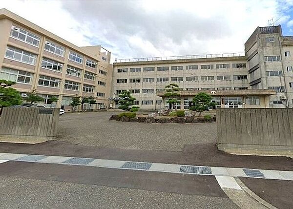 新潟市立山潟中学校「人の心を大切にする生徒」を教育目標に掲げ、「自分・学校・地域」を誇りに思い、自ら学び、粘り強く最後まで取り組む生徒の育成を目指し、地域と連携した教育活動を展開しています…