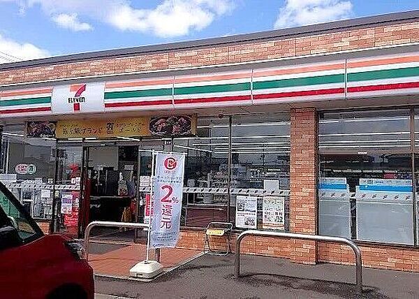 セブンイレブン 亀田曙店広い駐車場に、出入り口も数箇所あり出入りしやすい！深夜・早朝の買い物、日用品や食料の買い忘れにもさっと寄れて頼れる身近なお店です。 1130m