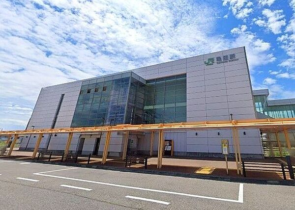 亀田駅はJR信越本線の主要駅で、新潟駅までのアクセスが良好。駅前には商業施設や公共施設がそろい、通勤・通学や買い物に便利。駐輪場・駐車場も整備され、生活拠点として利便性の高い駅です。 1390m