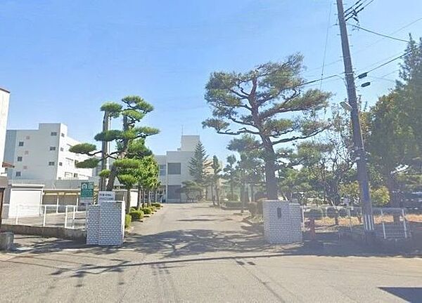 亀田中学校 教育目標は「豊かな心・たくましい実践」。主体性・向上心・協働性・郷土愛を重んじ、地域とともに生きる力を育みます。児童数約552名。部活動や地域連携も盛んで、多彩な学びと活動環境が整ってい…