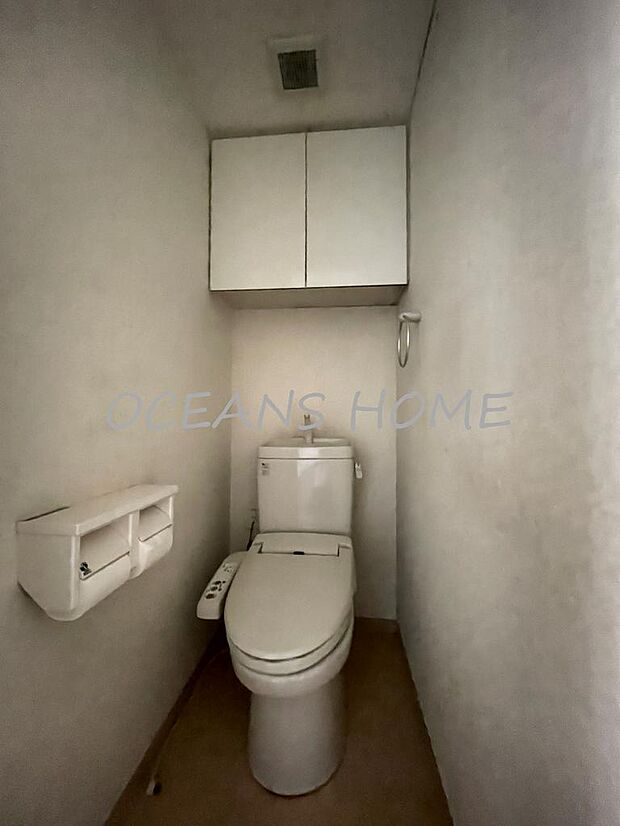 トイレ上部には収納スペースがあり、トイレットペーパーや掃除道具を入れるのに便利です♪
