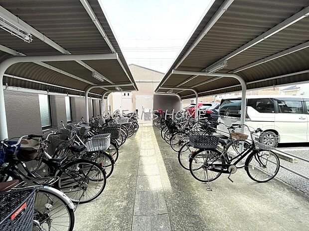 屋根付きのバイク置き場＆駐輪スペース、2024年4月現在空きがございます◎