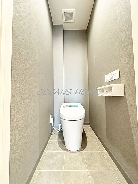 新規交換済みのタンクレストイレです。タンクレストイレは節水効果が高く、家計にも安心です◎お手入れもらくちん♪