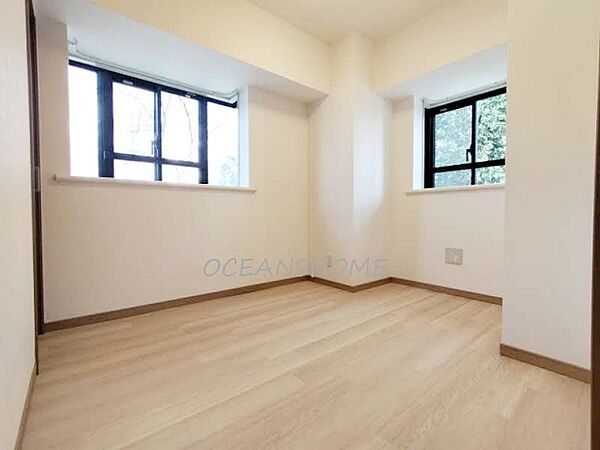 出窓で奥行きが生まれ、収納も充実しているため、4帖でもゆとりを感じられるお部屋です