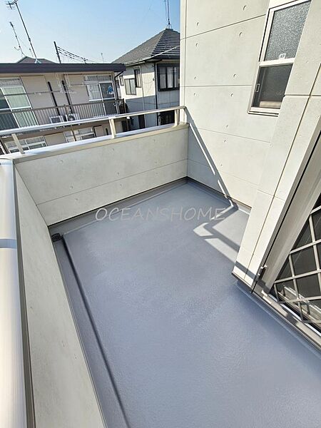 南側バルコニーは廊下から出入りでき、居住スペースを通らなくても洗濯物が干せる利点があります。