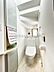 トイレ：小窓から光が差し込む1階トイレです。収納スペースがありストック品の置き場に重宝します♪