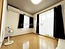 洋室：2階中央6帖洋室です。バルコニーに面した2面採光のお部屋につき陽当り・通風良好♪