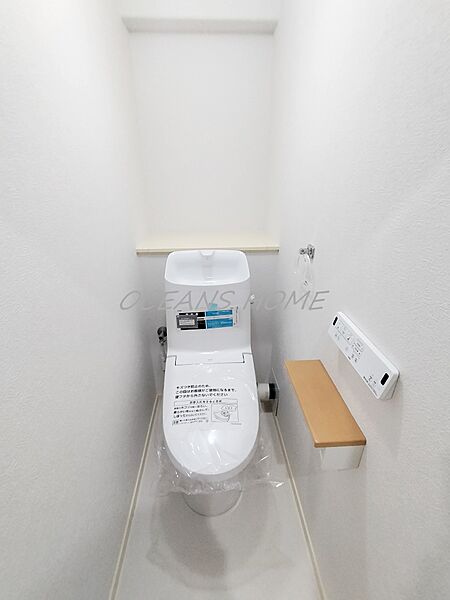 いつでもあたたかく快適な温水洗浄機能付きのトイレです。白を基調としており、清潔感溢れる空間です♪