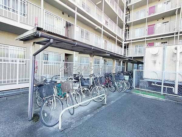 敷地内に屋根付き駐輪場完備◎