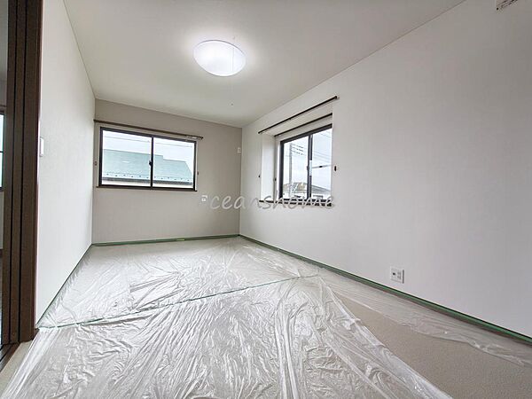 2階東側洋室は白を基調としたシンプルなお部屋♪