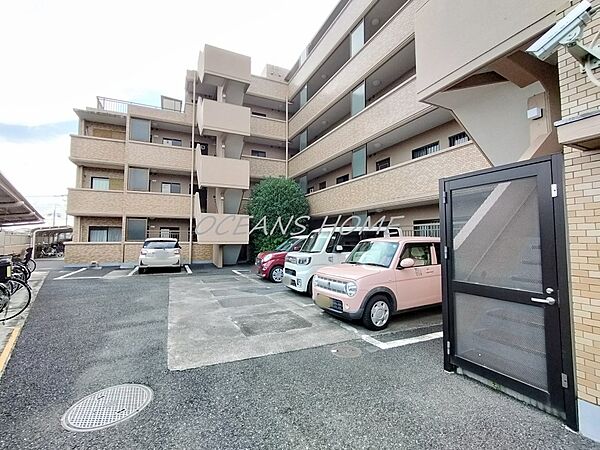 敷地内に平面駐車場がございます。空き状況はお問い合わせください。