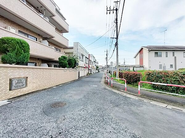 前面道路の交通量が少なく、落ち着いた環境で安心して暮らせます♪