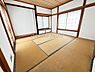和室：1階8帖和室は3面採光です。和室は湿気の多い時期にも涼しく過ごすことができます。
