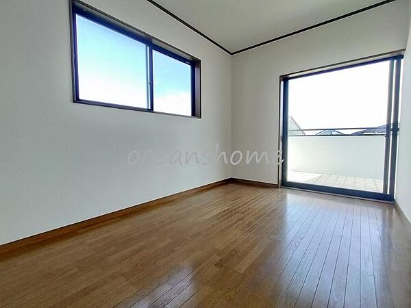 2階洋室4.5帖は2面採光で通風もよく快適に過ごせるお部屋です♪