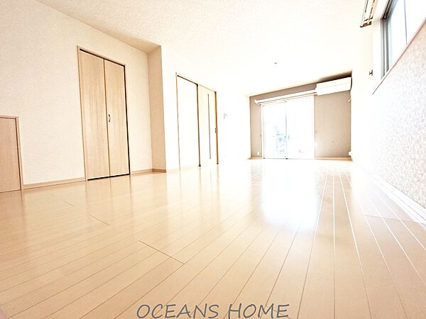 縦長のLDKのため、リビングとダイニングを自然に使い分けられ、家具も配置しやすい間取りです♪