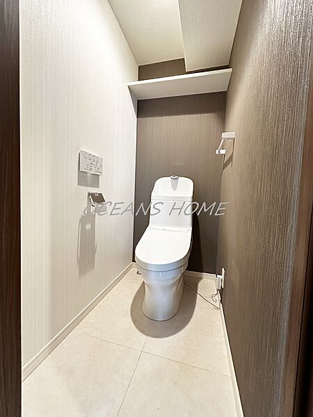衛生的な壁掛けリモコンを採用した温水洗浄便座付きトイレです。