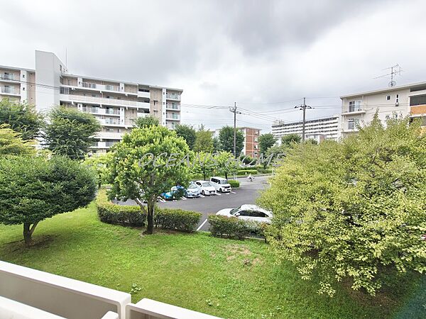 目の前は敷地内駐車場の為、陽当り・通風良好です◎
